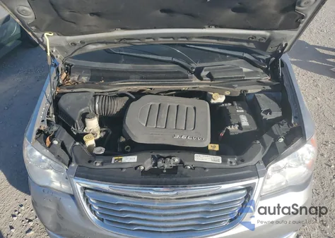 2015 Chrysler Town & Country Touring z USA, uszkodzony, nr VIN 2C4RC1BG5FR594596